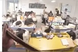 班主任现场给学生弹吉他 专有的“午休叫醒”服务图片