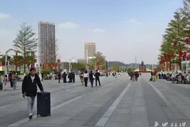 广州南站詹天佑广场临时开放 为旅客增加候车与休闲空间图片