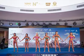 燃就一个字！写字楼中上演 “肌肉秀”，2024年华东地区健美健身赛举行图片