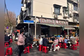跟着李现打卡春晚同款线路：大年初一众多游客到山海关路喝藕汤，煨汤馆春节不打烊图片