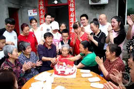 把爱大声说出来！五世同堂为108岁母亲过节图片