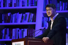 罗翔辟谣“一夜白头”：现场灯光问题，还有人故意用变老软件图片