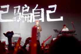 王北车玫瑰音乐节倾情演唱《陷阱》，现场千人大合唱 |“泉”在济南过五一图片