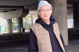活力十足！四川71岁大爷玩滑板动作丝滑：以前玩赛车，希望老年生活多姿多彩图片