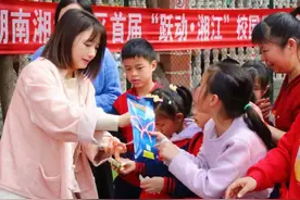 校园爱心义卖，孩子们的爱“热辣滚烫”图片