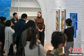 美国画家笔下“锦鲤”游弋东西方：探寻艺术协作之道图片