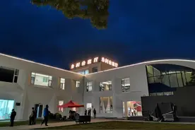 红瓦房“红”了图片