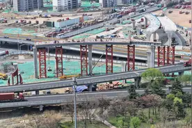 助力城市更新建设提质增效！淮河路高架桥工程首节段钢箱梁吊装图片