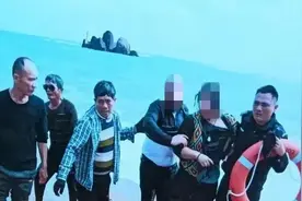 男童被海浪卷走父母施救也遇险，警民联手成功救起一家三口图片