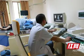 男子结石疼痛难忍 体外碎石一次轻松化解图片
