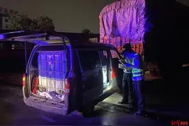 面包车变身“移动加油站”，执法部门连夜查处，当事人将面临3万罚款图片