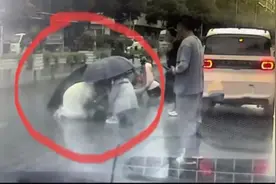 女护士雨中这一跪，抢回一条命！图片