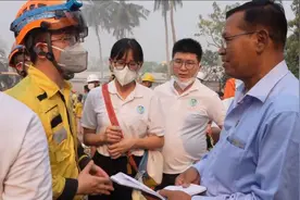 缅甸曼德勒市市长用中文感谢中国救援队，当地人自发送上矿泉水和苹果图片