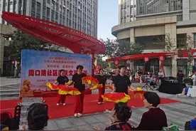 青岛洛阳路街道周口路社区举办“庆国庆”文艺汇演活动图片