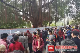 南宁这个相亲角挤满人！660多份信息公开征婚图片