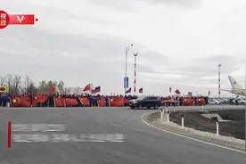 独家视频丨习近平主席抵达喀山 各界人士夹道欢迎图片