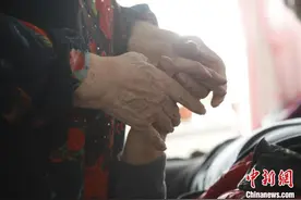 “爱警母亲”聂淑兰的22年：守护儿子只待奇迹图片