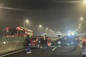 事发上海高架！一车正常行驶，前方突然出现逆行车，直接相撞……图片