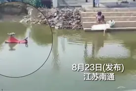 小孩玩具车掉河里想下去捞 男子见状立马制止图片