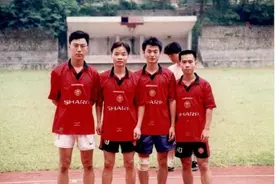 小鹏汽车CEO何小鹏晒大学照 中分发型配曼联球衣图片