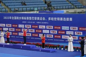 全红婵惜败，举手幅回应粉丝图片