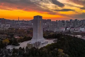 山东省济南市市中区：夕阳下的济南革命烈士纪念塔图片