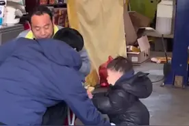 妈妈带孩子洗车 “社牛”宝宝毫不认生加入饭局图片