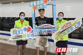铁路志愿者们登上高铁，与乘客一起谈“文明乘车”图片