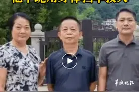 他下跪拦车救人，被救小伙登门以跪礼致谢图片