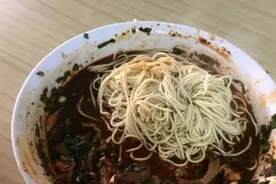 镇江奇葩面馆，每天只煮30碗肉丝面40元一碗，老板说卖得便宜图片