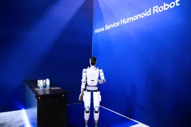 全球首台！“成都造”终端侧生成式AI人形机器人亮相图片