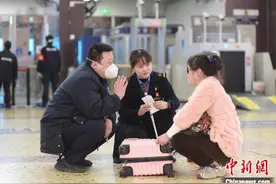“星火雷锋”服务代代传承 百年老站温暖人心图片