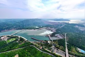 小浪底水库开闸放水 支援黄河中下游抗旱图片
