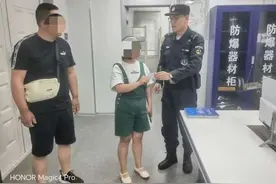 群众不慎遗失身份证 民警捡到及时归还图片