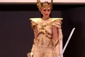 马来西亚环球小姐参赛民族服装亮相，褒贬不一图片