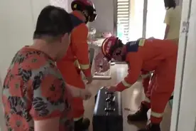 情况紧急！4岁男童被锁行李箱内，家长：试不出密码......图片