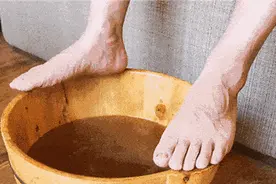 夏天要泡脚吗？你可能想不到，再加点料，能赶走多种小毛病→图片