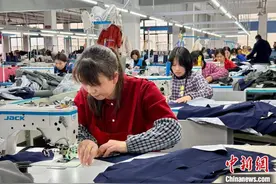 多地迎降温天气 浙江三门冲锋衣生产火热图片