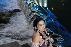 夜色中的湘西凤凰古城，游客争相拍照打卡图片