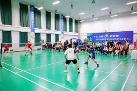 260余人参加学院路地区羽毛球赛 搭建产城融合新范式图片