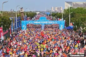 2024荆州马拉松开跑 中外选手穿越千年古城图片