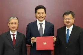 武汉大学130周年校庆，雷军个人向母校捐赠13亿现金，为建校以来单笔最大捐赠额图片