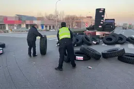 马路中央，轮胎散落一地！幸好他们及时伸援手图片