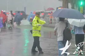 济南交警雨中坚守保畅通图片