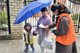 示范带头，当好垃圾分类工作的志愿者、宣传员→图片