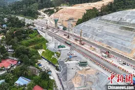 中交马东铁建设者巧在高速路上搭桥打通“咽喉要道”图片