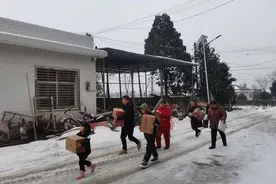不仅现场送温暖，慈利这个村还邀请数百名滞留高速司乘进村吃热乎饭图片