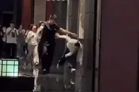 那英在酒店被大批粉丝追拍，躲避时不慎摔倒在地图片