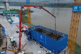 重庆市郊铁路江跳线过江段跨江大桥南主塔首节浇筑完成图片
