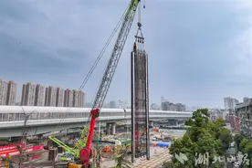 武汉地铁新港线西延线钢都花园站最长地连墙钢筋笼吊装入槽图片